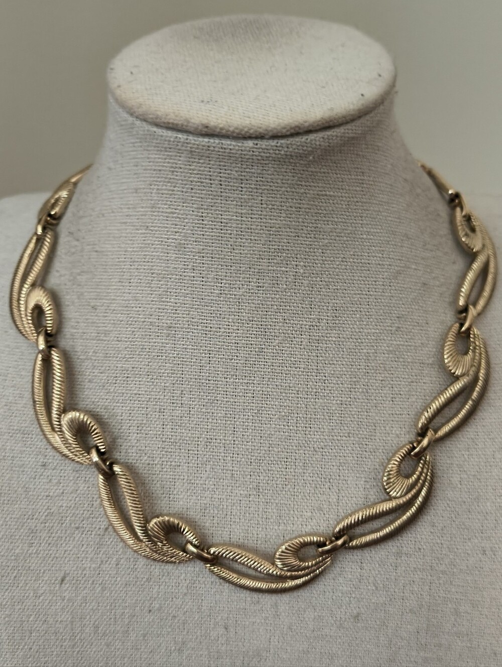 Vtg MCM Monet Gold Tone Swirl Textured Link Choker Necklace